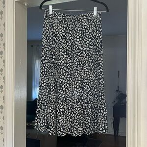 Anne Carson Navy and White Floral midi Skirt